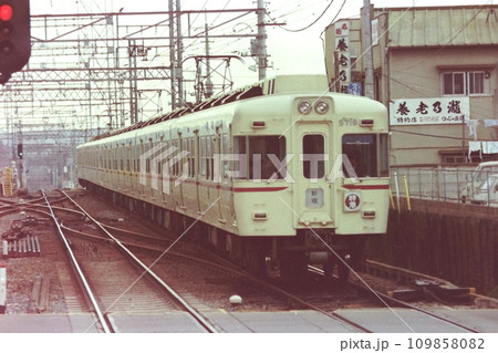 京王・旧5000系5718F+5122F、特急、つつじヶ丘、1976年3月20日 109858082