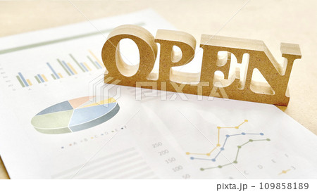 グラフの入った資料とOPEN小物 109858189