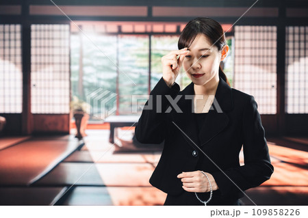 お葬式でお焼香をする女性 109858226