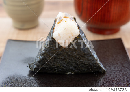 美味しい焼鮭おにぎり 109858728