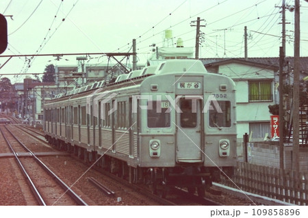 東急・7200系7552-7252-7551-7251、梶が谷行、尾山台にて、1976年3月20日 東急・7200系7552-7252-7551-7251、梶が谷行、尾山台にて、1976年3月20日 109858896