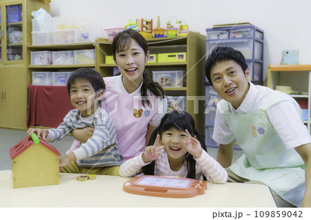 保育園でおもちゃで遊ぶ子供と保育士さんのポートレート 撮影協力:有明教育芸術短期大学 保育園でおもちゃで遊ぶ子供と保育士さんのポートレート 撮影協力:有明教育芸術短期大学 109859042