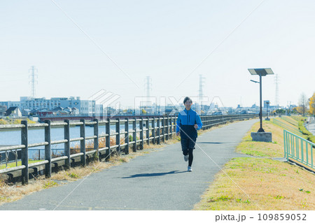 ジョギングをする男性 109859052