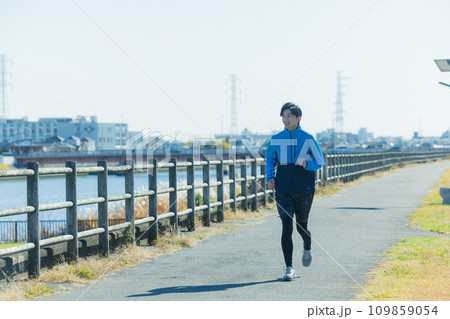 ジョギングをする男性 109859054