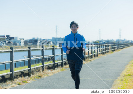 ジョギングをする男性 109859059