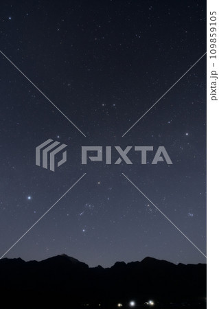 西の空、南アルプスの上にオリオン座を中心に広がる冬のダイアモンド 西の空、南アルプスの上にオリオン座を中心に広がる冬のダイアモンド 109859105