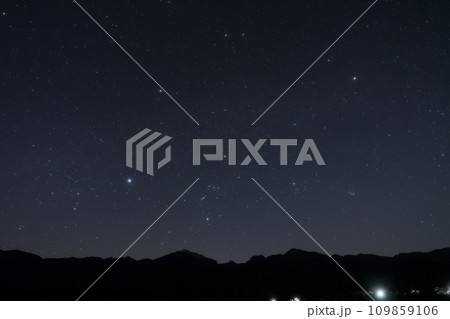 西の空、南アルプスの上にオリオン座を中心に広がる冬のダイアモンド 西の空、南アルプスの上にオリオン座を中心に広がる冬のダイアモンド 109859106