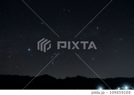西の空、南アルプスの上にオリオン座を中心に広がる冬のダイアモンド 109859108