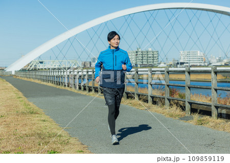 河川敷でランニングする男性 河川敷でランニングする男性 109859119