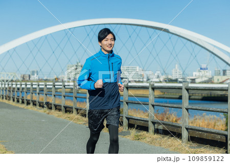 河川敷でランニングする男性 河川敷でランニングする男性 109859122