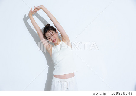 スポーツウェアの女性　　 109859343