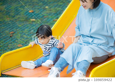公園で遊ぶ親子 109859422