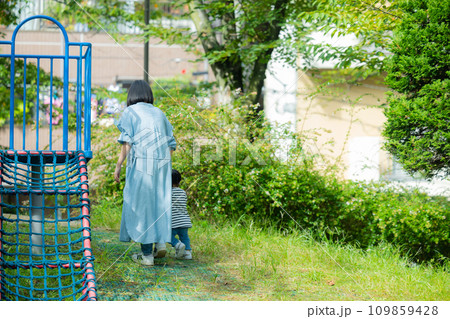 公園で遊ぶ親子 109859428