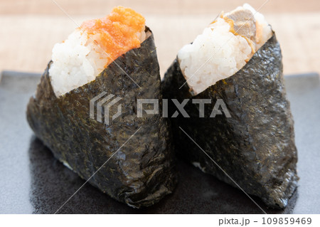 美味しい焼き鮭おにぎりと明太子お握り 109859469