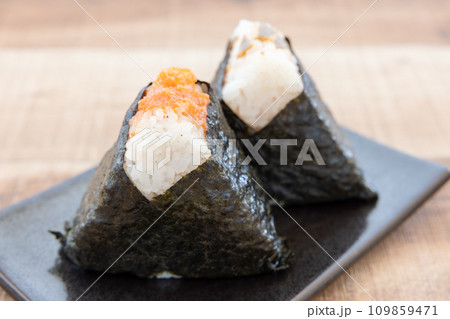 美味しい焼き鮭おにぎりと明太子お握り 美味しい焼き鮭おにぎりと明太子お握り 109859471