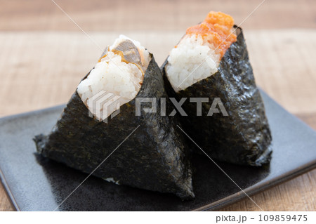 美味しい焼き鮭おにぎりと明太子お握り 美味しい焼き鮭おにぎりと明太子お握り 109859475