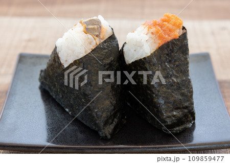 美味しい焼き鮭おにぎりと明太子お握り 美味しい焼き鮭おにぎりと明太子お握り 109859477