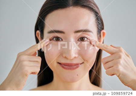 目元に指を当てる30代女性 109859724