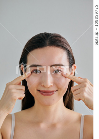 目元に指を当てる30代女性 目元に指を当てる30代女性 109859725
