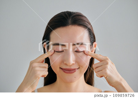 目元に指を当てる30代女性 109859726