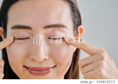 目元に指を当てる30代女性 目元に指を当てる30代女性 109859727