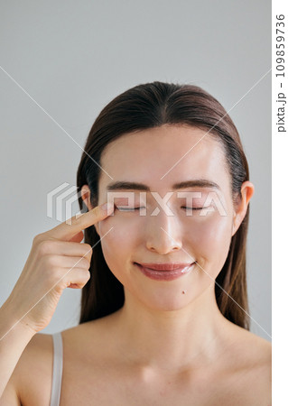 右目に指を当てる30代女性 109859736