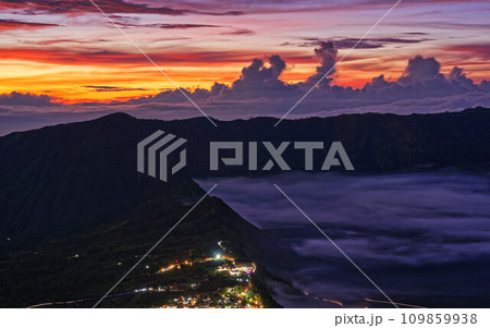 ブロモ山の日の出 109859938