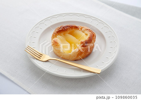 お皿にのせた アップルパイ デニッシュ 109860035
