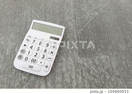 固まる前のコンクリートと電卓 109860053