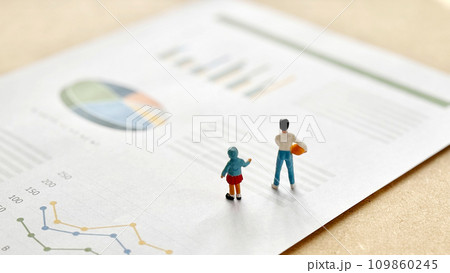 グラフの入った資料と男女の子供の小物 グラフの入った資料と男女の子供の小物 109860245