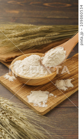 小麦粉と小麦の穂 109860534