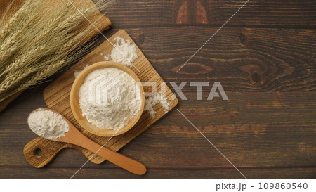 小麦粉と小麦の穂 小麦粉と小麦の穂 109860540