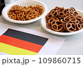 ドイツの国旗と名物のプレッツェルのイメージ素材 109860715