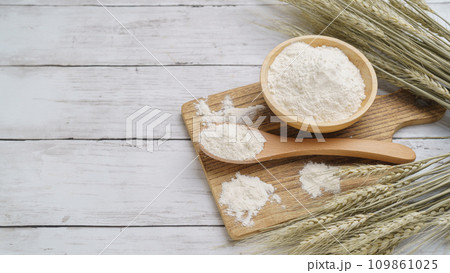 小麦粉と小麦の穂 109861025
