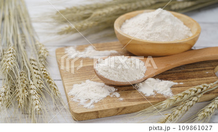 小麦粉と小麦の穂 109861027