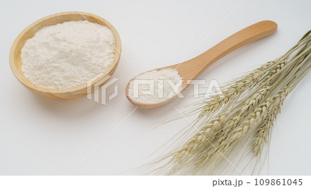 小麦粉と小麦の穂 小麦粉と小麦の穂 109861045