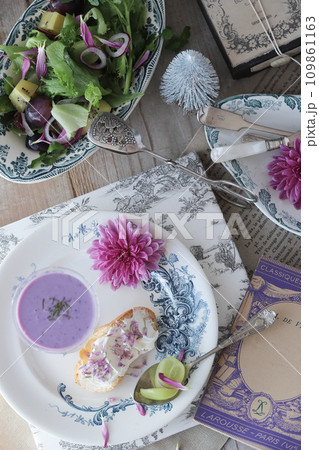 紫芋のスープとパンの朝食 紫芋のスープとパンの朝食 109861163