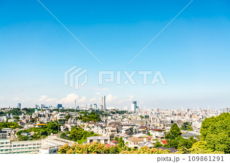 【神奈川県】真っ青に晴れた空と横浜の住宅街 109861291