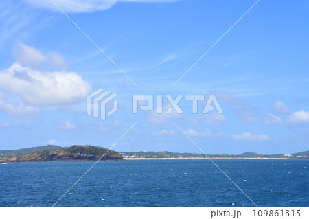 長崎県新上五島町の青方港から小値賀町の小値賀港までのフェリー旅風景 長崎県新上五島町の青方港から小値賀町の小値賀港までのフェリー旅風景 109861315