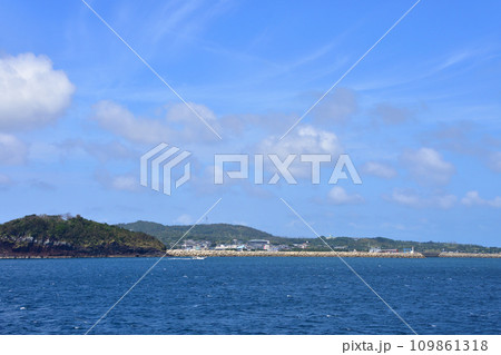 長崎県新上五島町の青方港から小値賀町の小値賀港までのフェリー旅風景 長崎県新上五島町の青方港から小値賀町の小値賀港までのフェリー旅風景 109861318
