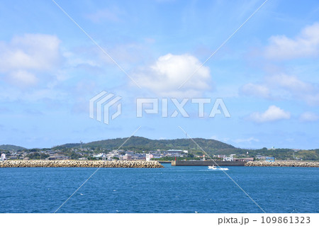 長崎県新上五島町の青方港から小値賀町の小値賀港までのフェリー旅風景 109861323