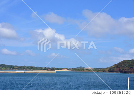 長崎県新上五島町の青方港から小値賀町の小値賀港までのフェリー旅風景 長崎県新上五島町の青方港から小値賀町の小値賀港までのフェリー旅風景 109861326