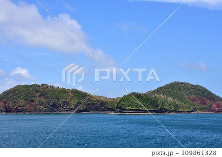 長崎県新上五島町の青方港から小値賀町の小値賀港までのフェリー旅風景 109861328