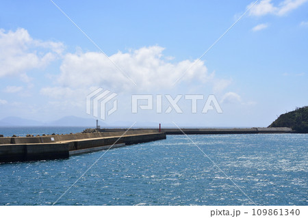 長崎県新上五島町の青方港から小値賀町の小値賀港までのフェリー旅風景 109861340