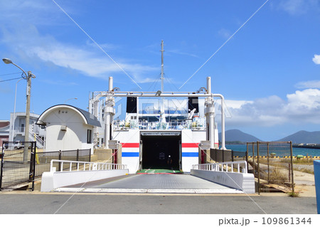 長崎県新上五島町の青方港から小値賀町の小値賀港までのフェリー旅風景 109861344