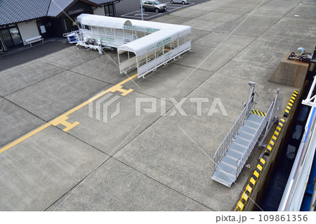 長崎県新上五島町の青方港から小値賀町の小値賀港までのフェリー旅風景 109861356