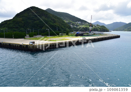 長崎県新上五島町の青方港から小値賀町の小値賀港までのフェリー旅風景 長崎県新上五島町の青方港から小値賀町の小値賀港までのフェリー旅風景 109861359