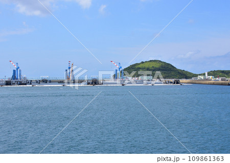 長崎県新上五島町の青方港から小値賀町の小値賀港までのフェリー旅風景 109861363