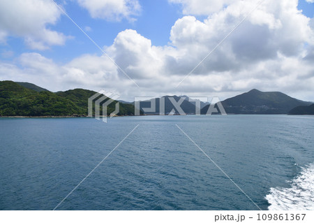 長崎県新上五島町の青方港から小値賀町の小値賀港までのフェリー旅風景 109861367