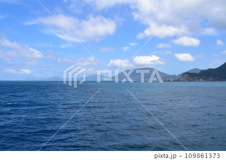 長崎県新上五島町の青方港から小値賀町の小値賀港までのフェリー旅風景 109861373